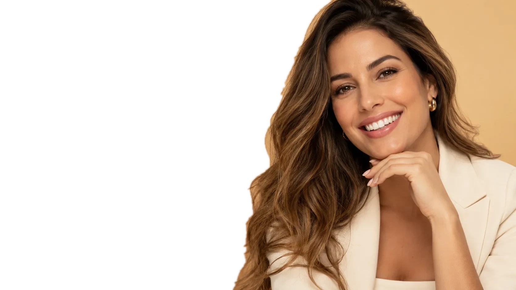 Mulher sorrindo, paciente da FLM Odonto